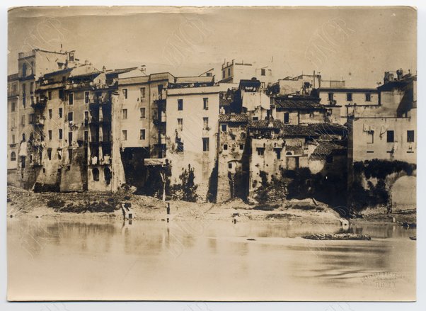 Sponda sinistra dalla Mola dei Fiorentini al Palazzo Altoviti