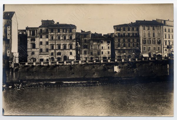 Sponda sinistra da Piazza di Ponte S. Angelo da monte di Via del Panico al Teatro Apollo