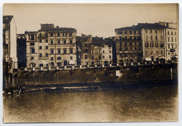 Sponda sinistra da Piazza di Ponte S. Angelo da monte di Via del Panico al Teatro Apollo