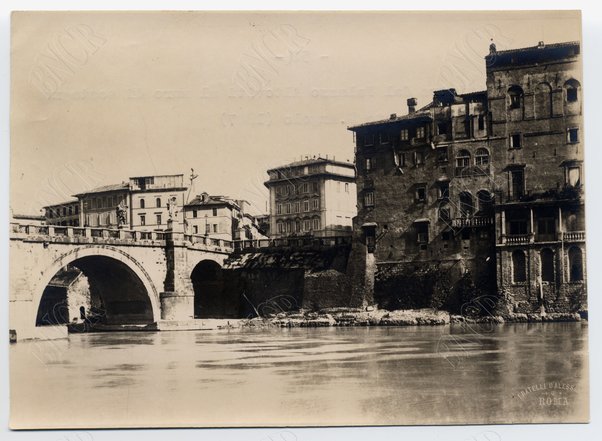 Sponda sinistra dal Palazzo Altoviti al muro sostegno della Piazza di Ponte S. Angelo