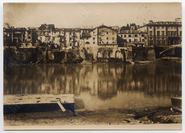 Sponda destra da vicino all'antica rampa di S. Mauro a valle del Ponte di S. Giovanni dei Fiorentini