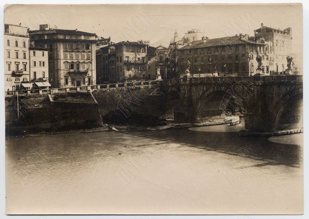 Sponda sinistra Piazza di Ponte S. Angelo dal Palazzo Altieri a monte di Via del Panico