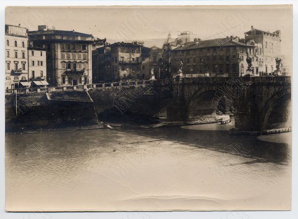 Sponda sinistra Piazza di Ponte S. Angelo dal Palazzo Altieri a monte di Via del Panico
