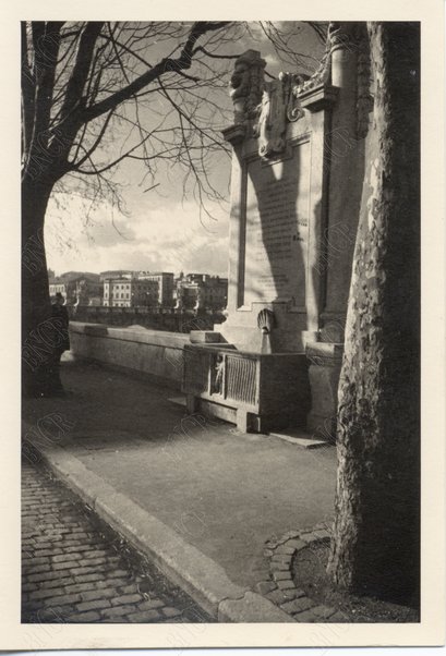 Lungotevere Tordinona con la stele in ricordo del teatro