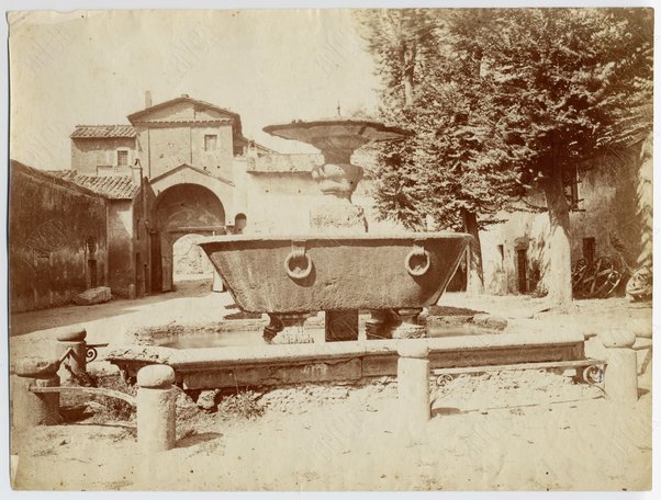 Fontana nel cortile dell'Ospizio di S. Cosimato