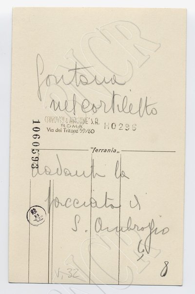 Fontana nel cortiletto davanti la facciata di S. Ambrogio