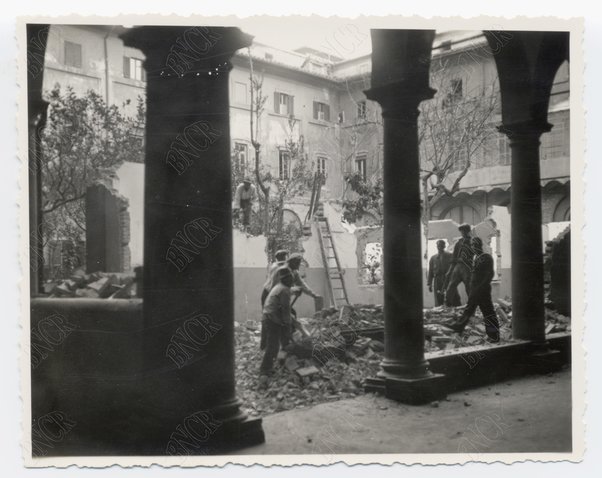 Demolizioni nel chiostro di S. Andrea delle Fratte 