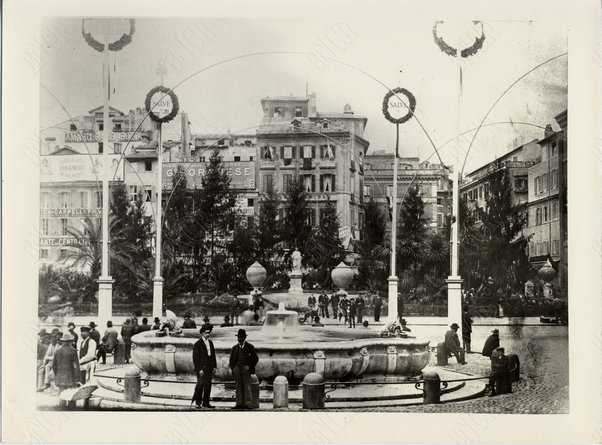 Piazza Colonna sul lato dove 