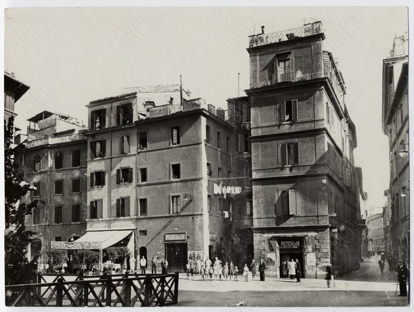 Piazza S. Nicola dei Cesarini. Via delle Botteghe Oscure prima delle demolizioni 