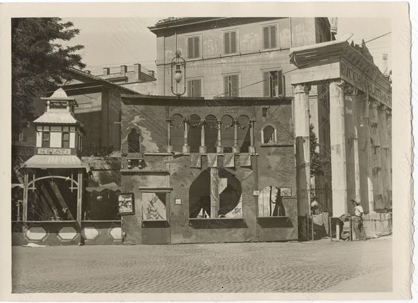 Apparati effimeri in una piazza durante il fascismo