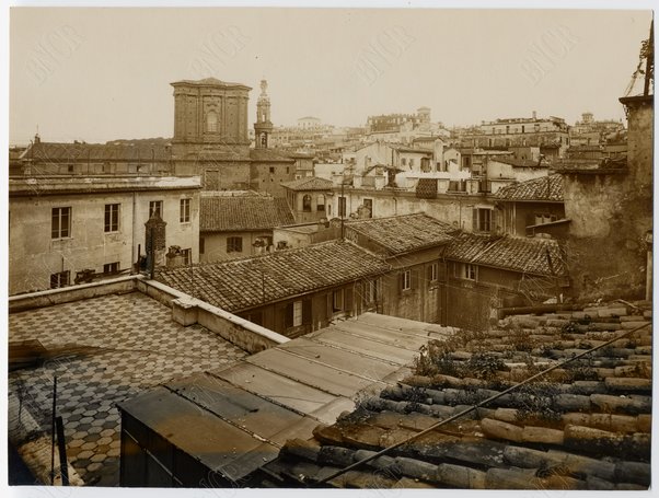 Panorama della zona attorno a via Capo le Case (con campanile di S. Andre delle Fratte)