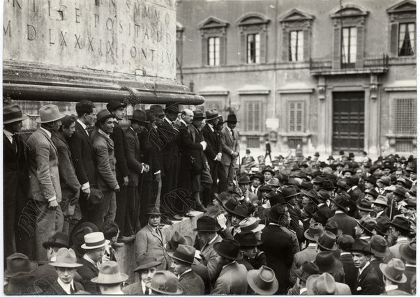 Comizio fascista a piazza Colonna