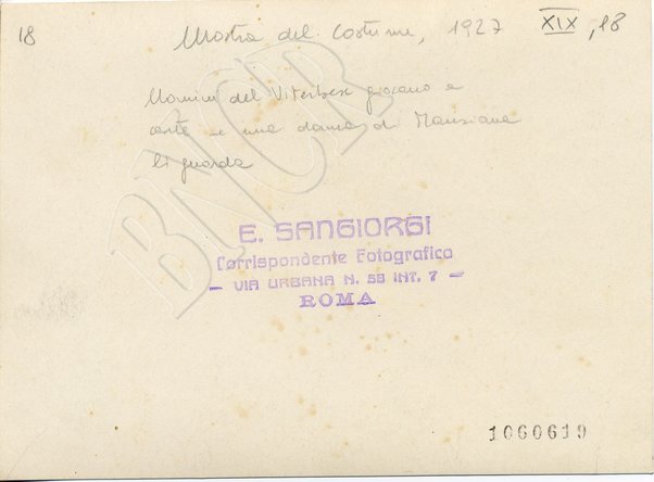 Uomini del viterbese giocano a carte e una donna di Manziana li guarda