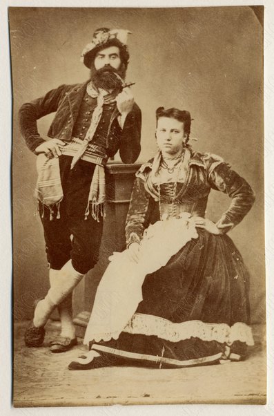 Uomo e donna in costume