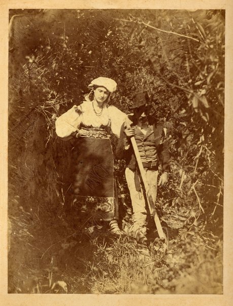 Uomo e donna in costumi campagnoli