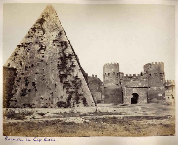 Roma. Piramide di Caio Cestio