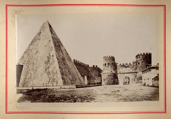 Roma. Piramide di Caio Cestio