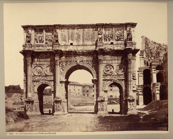 Roma. Arco di Costantino con il Colosseo