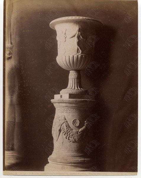 Roma. Ara o vaso rappresentante la stanza Pirrica. Museo Vaticano