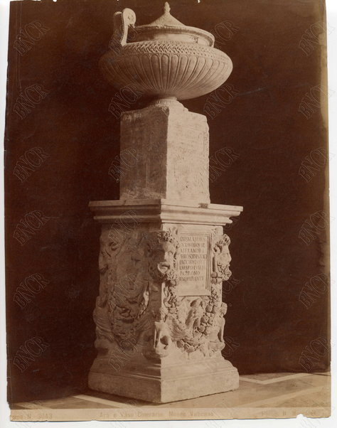 Roma. Ara e vaso cinerario. Museo Vaticano