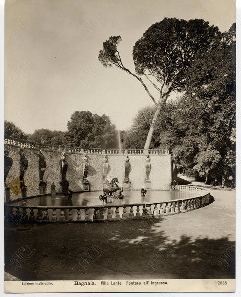 Bagnaia. Villa Lante. Fontana all'ingresso