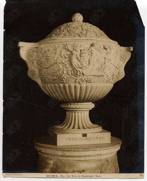 Roma. Museo Vaticano. Sala dei candelabri. Vaso