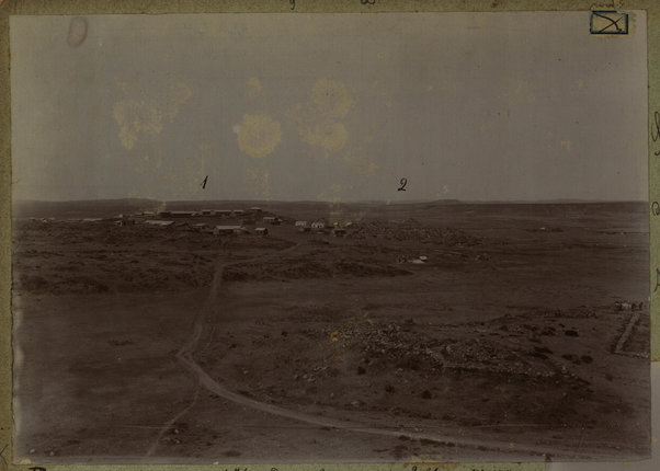 Panorama del pianoro. 1. il cosiddetto campo cintato 2. una caserma