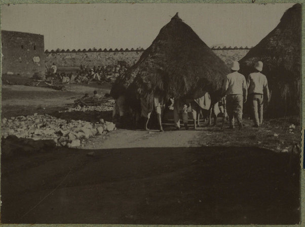 Trasporto a braccia del tetto di un tukul. Adi-Grat, 14 dic. 1905 [1895?]