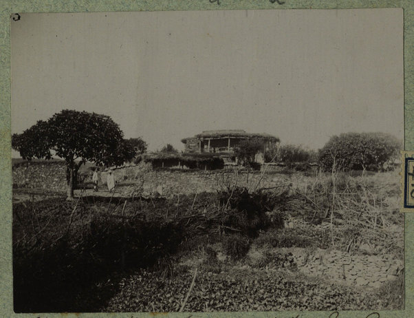 Chiesa rettangolare recinta da due muri a secco. Asmara; agosto, 1905 [1895?]