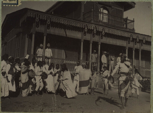 "Fantasia" di festa per l'uccisione di un elefante. Asmara; giugno 1895. Il cacciatore imbandisce [sic]. come trofeo, la coda dell'elefante