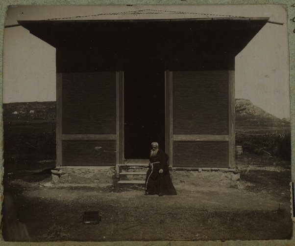 Padre Michele da Carbonara innanzi alla sua baracca. Asmara; luglio 1895.