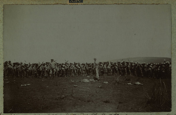 Scaglione prigionieri, condotto dal Generale Albertone, sul punto di partire da Harrar per Zeila, la costa, per rimpatriare.