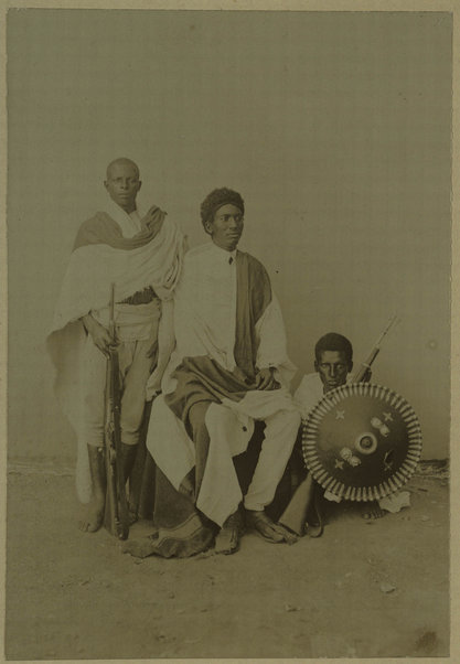 Gruppo di tre guerrieri indigeni