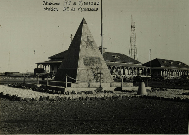 Stazione RT di Massaua [esterno. Monumento ai caduti di Saati e Dogali, 25 e 26 gennaio 1887]. Station RT de Massaoue