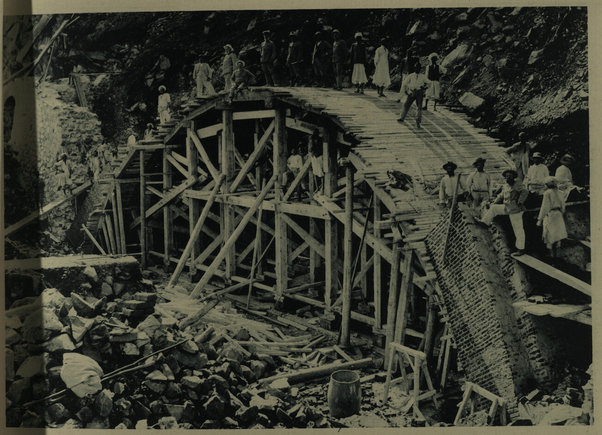 Arco di m. 22,29 al Km. 102+150 (durante la costruzione).