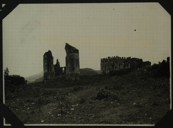 Il rudere di un arco nei castelli di Gondar