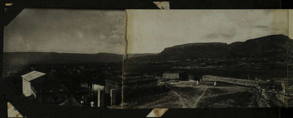 Panorama di Makallè; nella terza della serie gli avanzi del forte Galliano di Enda Jesus in alto: in basso il posto di rifornimento di acqua del forte avendo i nemici occupato quell'acqua, il forte dopo eroica e lunga resistenza dovè capitolare con l'onore delle armi; foto panoramica in 4 tav. 2/4