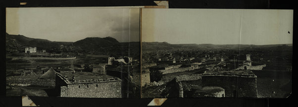 Panorama di Makallè; nella terza della serie gli avanzi del forte Galliano di Enda Jesus in alto: in basso il posto di rifornimento di acqua del forte avendo i nemici occupato quell'acqua, il forte dopo eroica e lunga resistenza dovè capitolare con l'onore delle armi; foto panoramica in 4 tav. 4/4