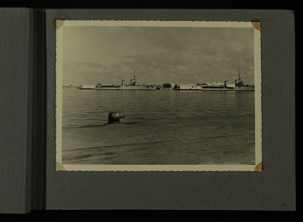 [Laboratorio Fotografico Governatoriale dell'Eritrea], A buona guardia in mare - [Regia Marina]