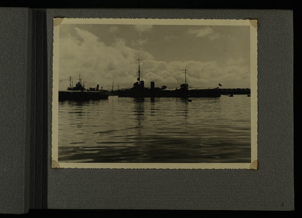 [Laboratorio Fotografico Governatoriale dell'Eritrea], A buona guardia in mare - [Regia Marina]