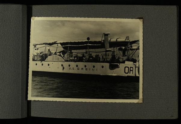 [Laboratorio Fotografico Governatoriale dell'Eritrea], A buona guardia in mare - [Regia Marina]