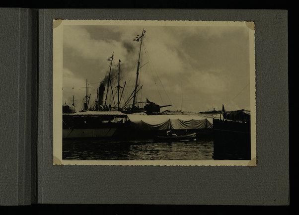 [Laboratorio Fotografico Governatoriale dell'Eritrea], A buona guardia in mare - [Regia Marina]