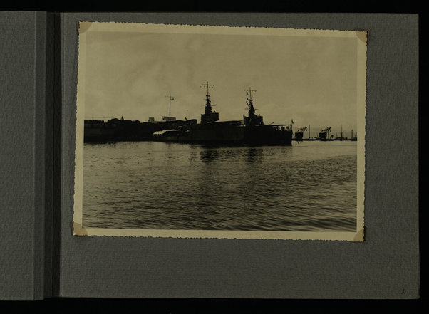 [Laboratorio Fotografico Governatoriale dell'Eritrea], A buona guardia in mare - [Regia Marina]