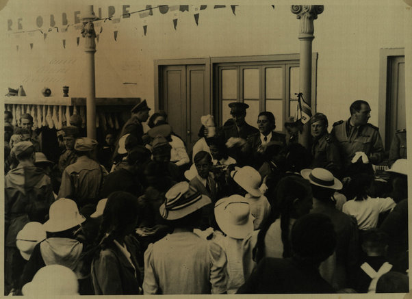 [Asmara, 1939. Befana fascista davanti alla sede del Comando Federale della G.I.L.]