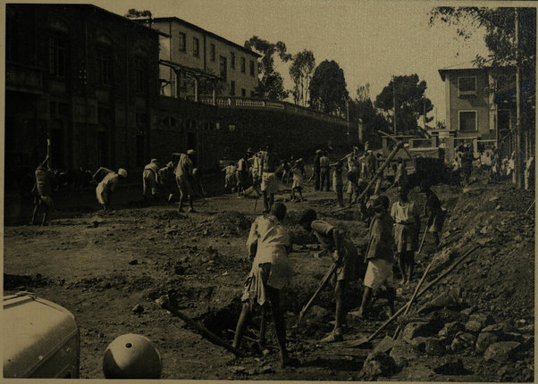 [Operai indigeni intenti al lavoro di scavo]