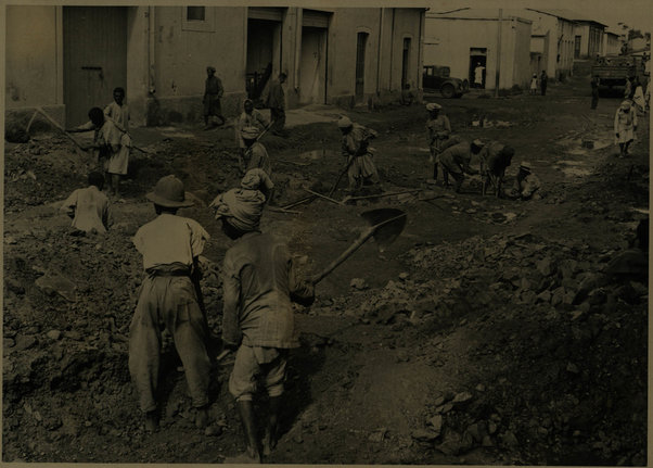 [Operai indigeni al lavoro di scavo]