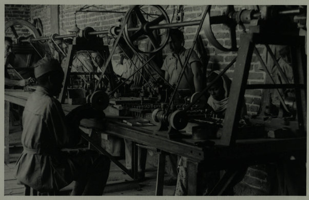 Asmara.  Fabbricazione  di  bottoni  di  madreperla (Manufacturing  of Mother  of  Pearl  buttons)