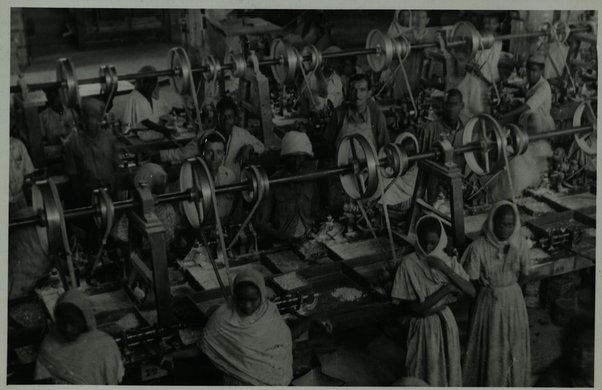 Asmara.  Fabbricazione  di  bottoni  di  madreperla (Manufacturing  of Mother  of  Pearl  buttons)