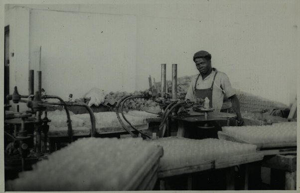 Asmara. Lavorazione bottiglie (Manufactoring of bottles)