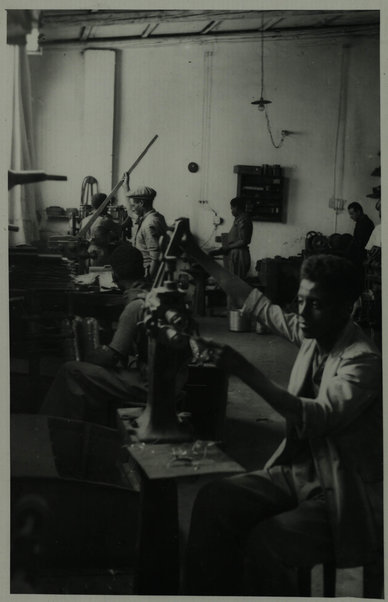 Asmara. Lavorazione dell'alluminio (Alluminium hardware factory)